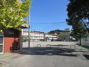 清水小学校【鹿児島市立清水小学校】は、清水町に位置する1912年創立の小学校です。令和3年度の生徒数は522人で、22クラスあります。校訓は「かしこく　やさしく　たくましく」です。 820m