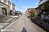 外観：【前面道路】南西向きの前面道路は私道の持ち分有の道路です！