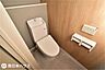 トイレ：【トイレ】1階のトイレです！温水洗浄便座機能付きです♪寒い日でも便座が温かく、あると嬉しい設備です♪