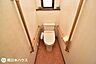 トイレ：【トイレ】1階のトイレです！2階にもトイレがあります♪