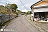 外観：【前面道路】東南向きの前面道路です！交通量の少ないのどかな周辺環境です♪