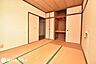 和室：【和室】6帖の和室です！北向きのバルコニーに面したお部屋です！