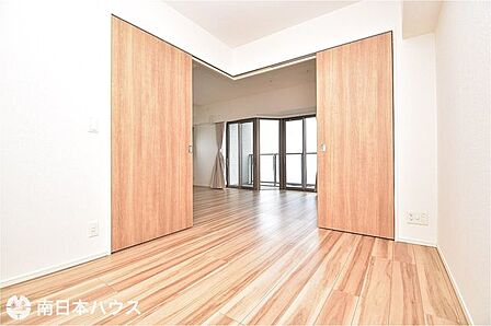 【洋室】5帖の洋室です!リビングに面したお部屋です!