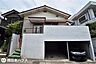 外観：【外観】木造平屋建て駐車場2台分！右側は電動シャッター付き！