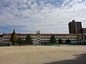 【鹿児島市立伊敷中学校】は、下伊敷1丁目に位置する1947年創立の中学校です。令和3年度の生徒数は716人で、21クラスあります。校訓は「志・寛・錬」です。 1400m