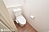 トイレ：【トイレ】温水洗浄便座機能付きのトイレです！寒い日でも便座が温かく、あると嬉しい設備です♪