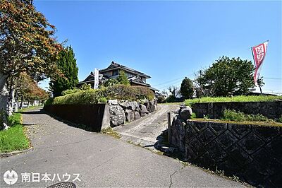 外観：西向き道路【敷地面積556.21m2(168.25坪)】建築条件なし！現況渡しです！