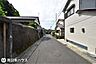 その他：【前面道路】東向きの前面道路幅は約5ｍです！団地内の道路で交通量が少なく静かな住環境です♪