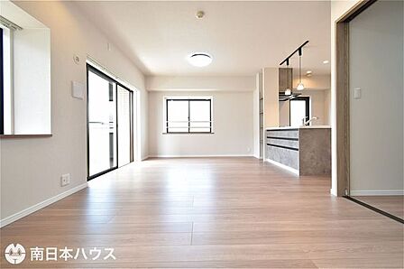【リビング】19.6帖のリビングです！南西角部屋で2面に窓があり日当たりはもちろん通風も良好です♪