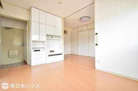 【洋室】5.3帖の洋室です!テレビ置き場もある収納棚付きです♪