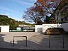 周辺：【鹿児島市立坂元中学校】は、玉里団地3丁目に位置する1979年創立の中学校です。令和3年度の生徒数は411人で、14クラスあります。校訓は「自主・友愛・練磨・勤労」です。 1090m