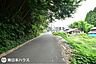外観：【前面道路】南西向きの前面道路です！自然豊かな静かな住環境です！