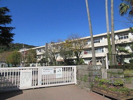 【鹿児島市立名山小学校】は、山下町に位置する1878年創立の小学校です。令和3年度の生徒数は337人で、16クラスあります。校訓は「ゆたかな考え ひろい心 すこやかな体」です。 740m