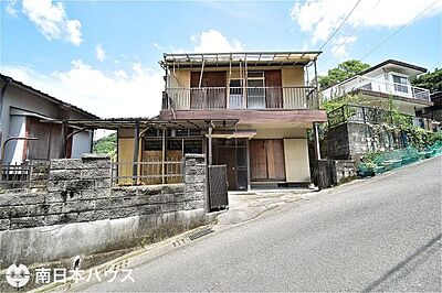 外観：南向き道路【敷地面積142.35m2(43.06坪)】建築条件なし！建物解体渡しです！