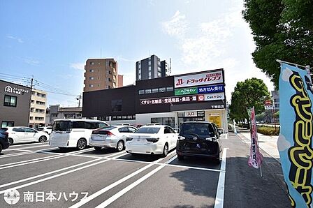 【ドラッグイレブン下荒田店】鹿児島市下荒田1丁目にあるドラッグストアです営業時間 9:00~00:00駐車場有取扱商品 医薬品、健康食品、化粧品、酒類、日用品、ベビー用品、ペット用品 160m