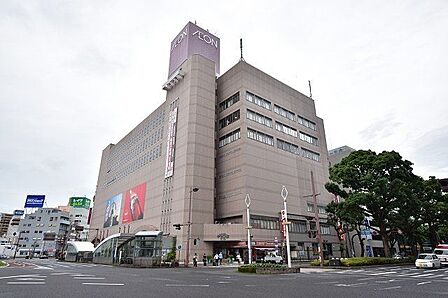 【イオン鹿児島中央店】平成11年6月に開業した複合ビルにイオン鹿児島中央店があります。営業時間 地下食料品売場・1階日用品売場 8:00~22:00衣料品売場 9:00~21:00 240m