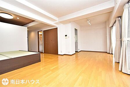 【リビング】2022年7月　間取りを3LDK→2LDKに変更、クロス、床リフォーム済みです！
