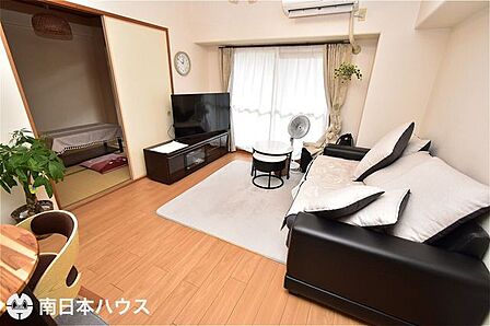 【リビング】南向きのバルコニーに面したリビングです!キッチンは独立キッチンで使い分けしやすい間取り♪