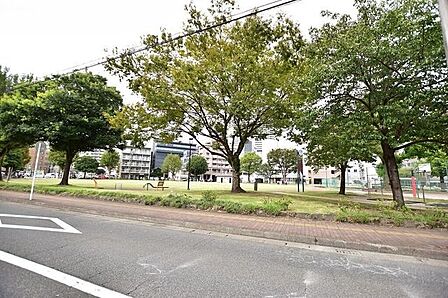【共研公園】鹿児島市中央町にある公園ですテニスコート、広場、遊具あり 160m