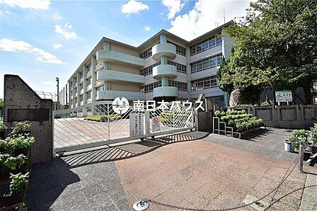 【鹿児島市立甲東中学校】は、樋之口町に位置する1947年創立の中学校です。令和3年度の生徒数は212人で、9クラスあります。校訓は「自主・友愛・鍛錬・勤労」です。 140m