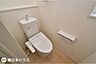 トイレ：【トイレ】温水洗浄便座機能付きのトイレです！収納もあり、トイレットペーパーや掃除道具を収納可能♪