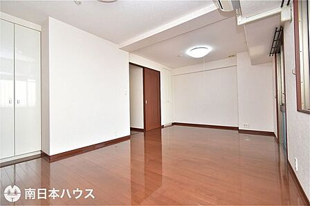 【洋室】11.9帖の広々とした洋室です!収納2ヵ所あります!玄関側とキッチン側から出入り可能です♪