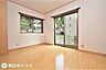 洋室：【洋室】6帖の洋室です！窓にはシャッター雨戸付きで防犯や台風への対策もできます♪
