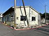 外観：前面道路です。敷地内に電柱が2本入っております。工場部分は倉庫としても使えます。たくさん収納出来そうです。