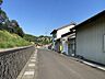 外観：前面道路です。幅があるので車の行き来は余裕をもってできそうです。朝の忙しい時間も安心です。見通しがいいですね。