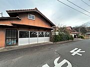 倉庫の外観になります。ドアも大きく開くので大きい荷物の運び出しも容易に出来ます。前面道路も交通量が多くないのでゆっくり荷物の出し入れが出来そうです。