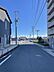 その他：西側前面道路の写真です。すれ違いも可能な幅員約6.8mの公道です。近隣にはマンションがありますが、本物件敷地の南西側にあるため、日当たりは良好です。