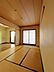 室内：6帖の和室です。東向きのお部屋で、バルコニーに面しています。明るく日当り良好です。