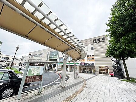 【JR門司駅】JR九州所轄の駅です。海側の国道199号線から大里本町3丁目信号を山手側に曲がると直ぐ正面に見えてきます。本州との接続地点に有る駅で駅構内は広いです♪ 1745m