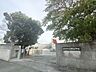 周辺：【三郎丸小学校】北九州市民球場のそばにある小学校です。 特徴的な五差路交差点に面しています。三郎丸の地名「三」を中心に、校章に特徴のある学校です♪ 733m