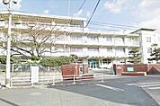 【菊陵中学校】小倉北区下富野にある中学校です。街の中にありますが運動場が広く開放感があります。学校の北側には山陽新幹線が走っていて、運動グランドから見ることができる珍しい中学校です♪ 680m