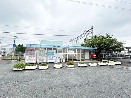 【JR小森江駅】JR鹿児島本線の駅です。 主な駅のアクセスとして、小倉駅までは約7分。 駅東側には「北九州市立門司病院」や矢筈山方面に向かって広がる住宅団地があり、西の海側には工場や倉庫が多く建ち…