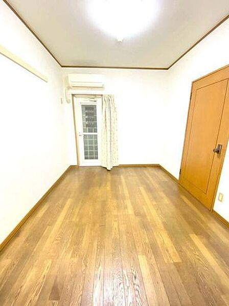 玄関隣の洋室♪バルコニーへも出られます♪