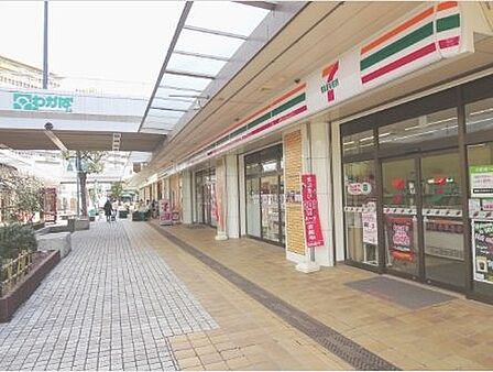 セブンイレブンIing 若葉台団地ふれあい広場店 徒歩8分。 650m