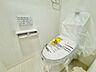 トイレ：明るくて清潔感のあるトイレスペース。毎日何度も使う場所だからこそ、ホッと落ち着けるインテリアにこだわりました。白を基調とした爽やかな空間が、日々の暮らしの中にさりげない癒やしのひと時をもたらします