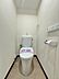 トイレ：明るくて清潔感のあるトイレスペース。毎日何度も使う場所だからこそ、ホッと落ち着けるインテリアにこだわりました。白を基調とした爽やかな空間が、日々の暮らしの中にさりげない癒やしのひと時をもたらします