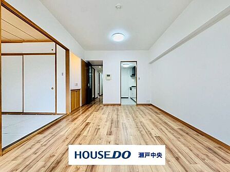 南向きのリビングは陽当たりも良く、室内の隅々まで明るい光が差し込みます。心地よい開放感に包まれながら、家族の笑顔が自然とあふれるかけがえのない団らんのひと時をゆったりとお過ごしいただけます。