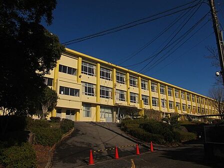 瀬戸市立水南小学校 970m