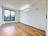 洋室：こちらのお部屋からもバルコニーへ出られます。大きな窓から光が差し込む洋室です。外とのつながりを感じられるため開放感も◎。お洗濯物を干す際のスムーズな家事動線としても重宝しそうな空間です。