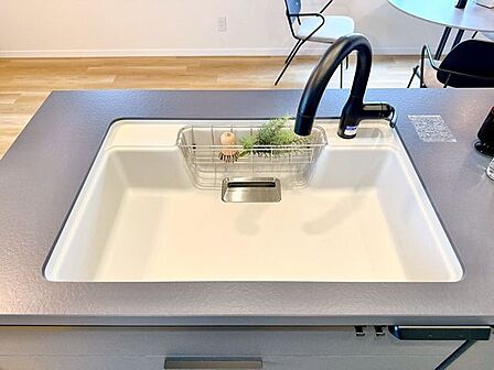 対面式キッチンは家事がしやすいだけでなく、家族とのコミュニケーションが増える人気の間取りです!テレビを見たり、お喋りを楽しみながら作業ができるので、毎日の家事タイムがもっと楽しく特別な時間に