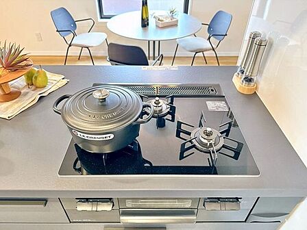 使いやすい3口コンロでお料理の時間がより楽しくなりそうです。汁物、炒め物、煮込み料理を同時に進められるため、夕食の準備もスピードアップ!忙しい毎日でも、手際よく美味しいお料理が完成します。