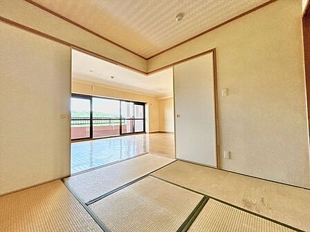 客間やくつろぎスペース、お子様の遊び場としても様々なシーンで重宝しそうな和室。ゴロゴロと寝転がれる畳の心地よさは、毎日のリラックスタイムに最適。ライフスタイルに合わせて柔軟に使える便利な空間です
