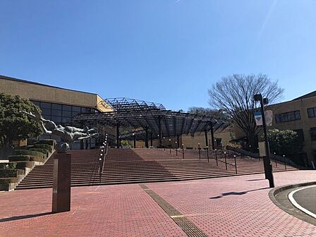瀬戸市文化センター大ホールや多目的ホール、会議室などを備え、コンサートや芸術発表、式典など幅広く利用される文化芸術の拠点です。市民の創作活動や交流の場として親しまれており、地域の豊かな文化と活力を…