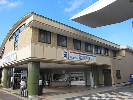 名鉄瀬戸線『尾張瀬戸』駅瀬戸線の始発・終着駅であり、名古屋中心部へ快適にアクセスできる利便性の高い駅です。周辺は「せともの」の歴史が息づく街並みや商業・公共施設が充実し、活気と文化の薫りが調和する…