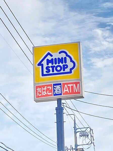 ミニストップ瀬戸赤重東店24時間営業で日常の買い出しに便利なコンビニです。人気のファストフードや手作りスイーツが充実しており、ちょっとした休憩や買い物に重宝します。近隣にあると暮らしの利便性と安心感…