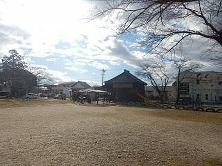 東島子供遊園地すべり台やブランコなどの遊具が揃い、子ども達がのびのびと遊べる身近な街区公園です。周辺は静かな住宅街に囲まれており、日々のちょっとしたお散歩や、親子で気軽にリフレッシュできる地域の心…